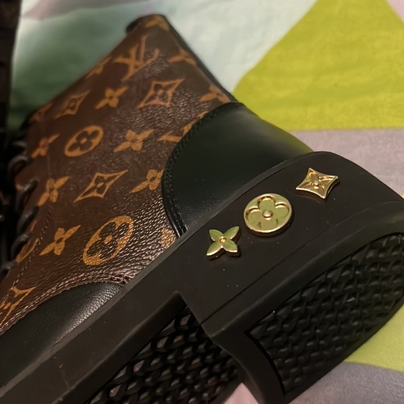 RARE L-V Inspired Combat/Lace up Boots - Picture 2 of 8